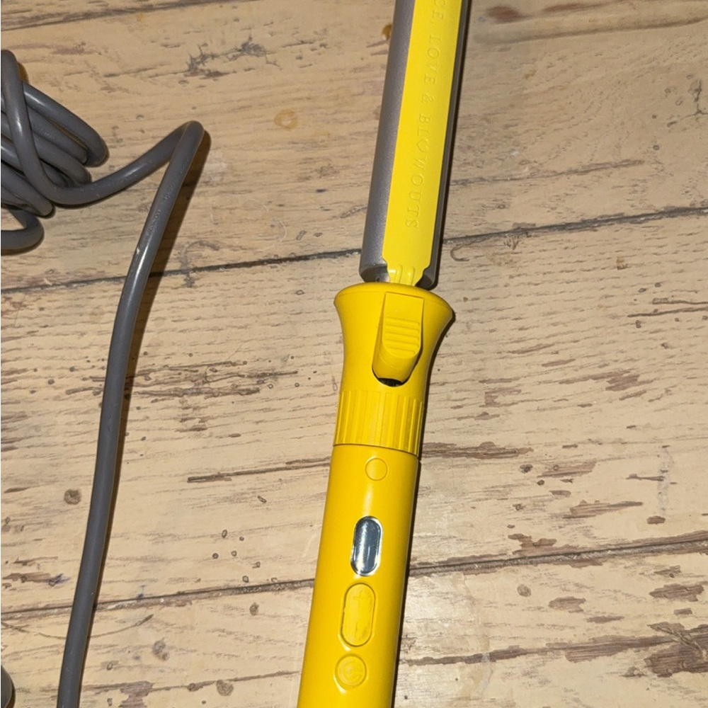 Dry Bar 3-Day Bender Rotating
Curling Iron 1”